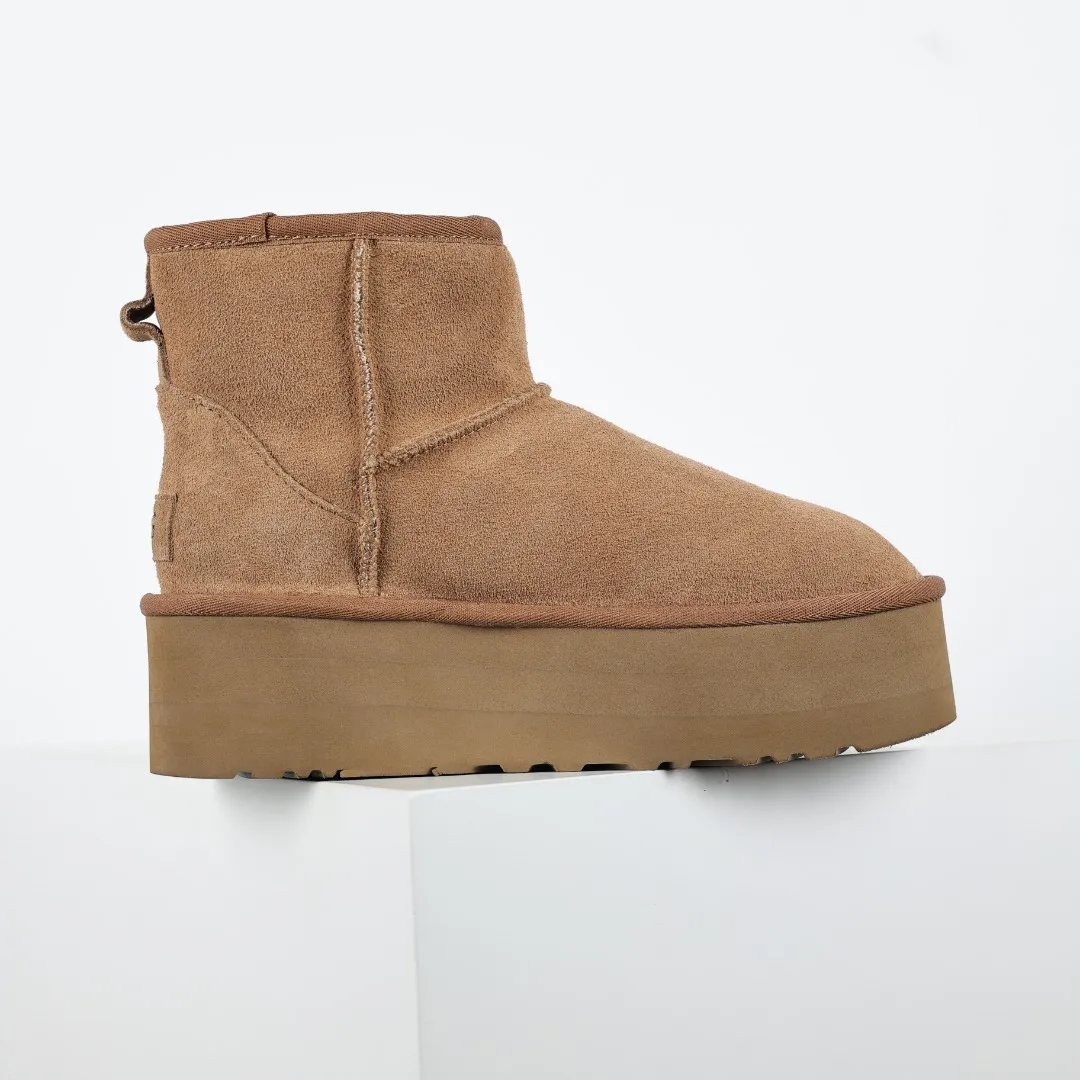 Pick up locally 💰580 Core recommended good price It is a very suitable choice for home furnishings. In the new year, uug launched a series of styles, which are partial to the preferences of young consumers and have also moved to the forefront of fashion trends. Shoe body material: water-repellent coated suede upper, 17 mm UGGPURE™ implantable wool insole, lightweight non-slip and comfortable rubber outsole, with brand LOGO and trademark, with full packaging Size: 35 36 37 38 39 40